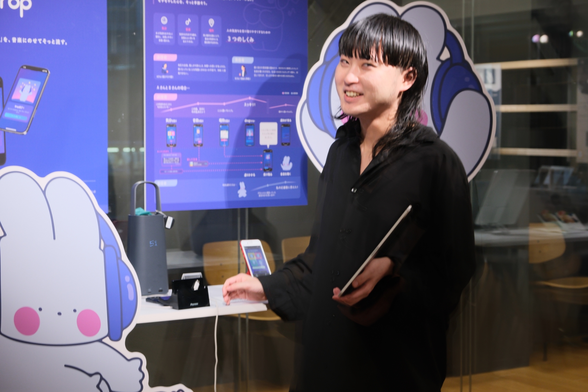 Dropアプリ展示会場でのプレゼンテーションの様子