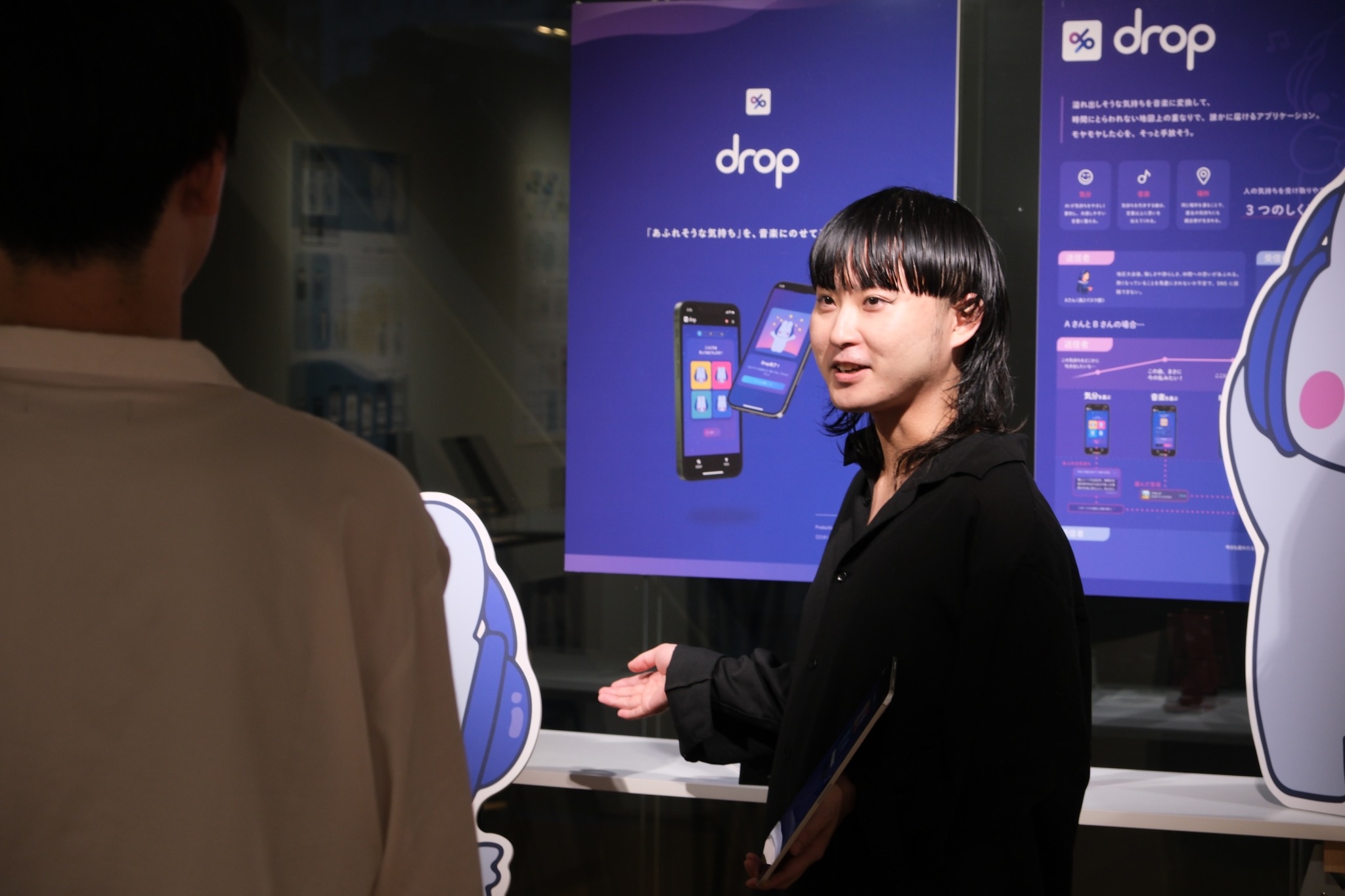 Dropアプリを来場者に説明している様子